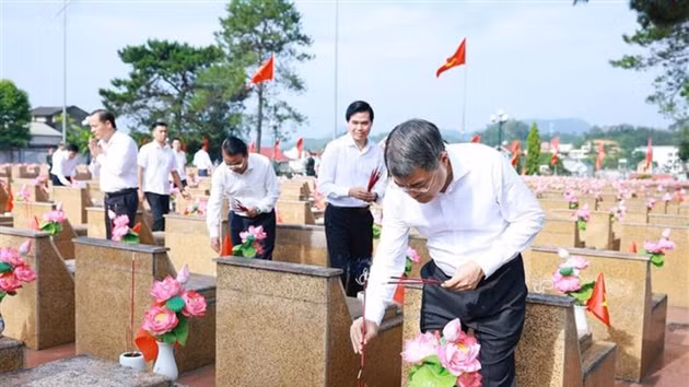 Le Premier ministre Lê Minh Hung a brûlé de l'encens sur les tombes des martyrs au cimetière provincial des martyrs de Lang Son. Photo : VNA.