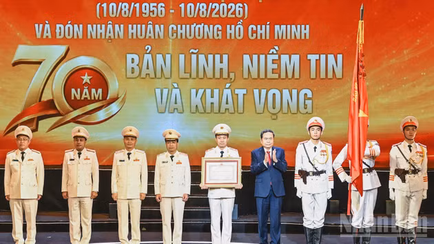 Le président de l’Assemblée nationale, Tran Thanh Man, remet l’Ordre Hô Chi Minh à la Police économique. Photo : NDEL. 