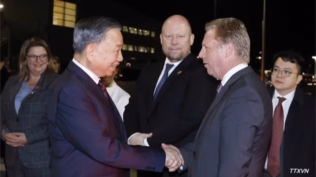 Des responsables néo-zélandais font leurs adieux au secrétaire général du PCV et président vietnamien, To Lam, à l'aéroport international d'Auckland. Photo : VNA. 
