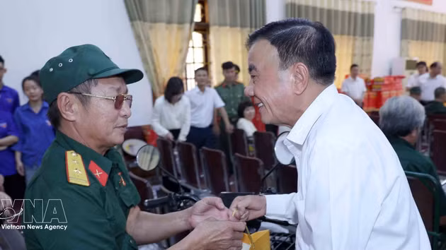 Le permanent du Secrétariat Tran Cam Tu offre des cadeaux aux combattants au Centre de soin d'invalides de guerre de Nghe An. Photo : VNA. 