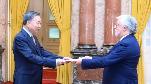 Le secrétaire général du Parti communiste du Vietnam (PCV) et président vietnamien, To Lam (à gauche), et l'ambassadeur du Portugal, Joaquim Alberto De Sousa Moreira De Lemos. Photo : NDEL. 