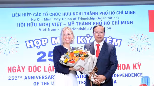Le vice-président permanent du Conseil populaire de Hô Chi Minh-Ville, guyên Van Tho, offre des fleurs de félicitations à la consule générale des États-Unis à Hô Chi Minh-Ville, Melissa A. Brown, le 15 juillet 2026. Photo : VNA. 