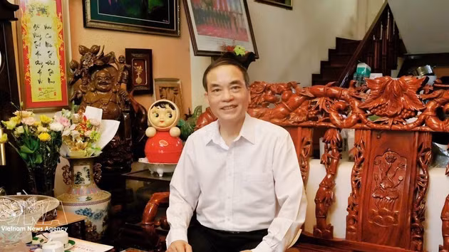 Le professeur associé et Dr Vu Van Phuc, président du Conseil scientifique de l'Institut d'économie et de droit international. Photo : VNA. 