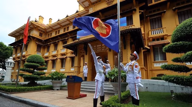 Cérémonie de lever du drapeau marquant le 31ᵉ anniversaire de l’adhésion du Vietnam à l'ASEAN (28 juillet 1995) et le 59ᵉ anniversaire de la fondation de l’Association régionale (8 août 1967), organisée le 31 juillet 2026 à Hanoï. Photo : VNA.