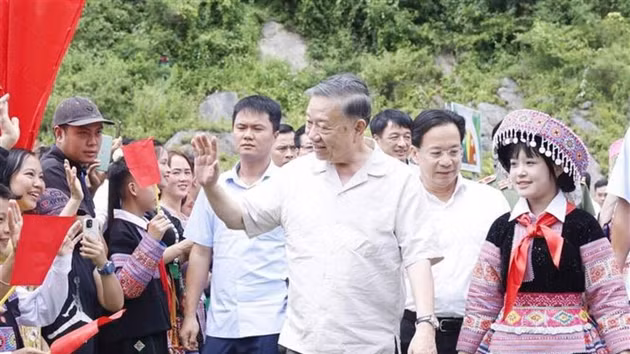 Le secrétaire général du Parti communiste du Vietnam et président de la République, Tô Lâm, assiste à la Journée de la protection de la sécurité nationale organisée au hameau de Long Luông, dans la commune de Vân Hô (province de Son La). Photo : VNA. 