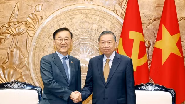 Le secrétaire général du Parti et président de la République, To Lam (à droite), serre la main du ministre sud-coréen du Territoire, des Infrastructures et des Transports, Kim Yun-duk, à Hanoi, le 30 juillet. Photo : VNA. 
