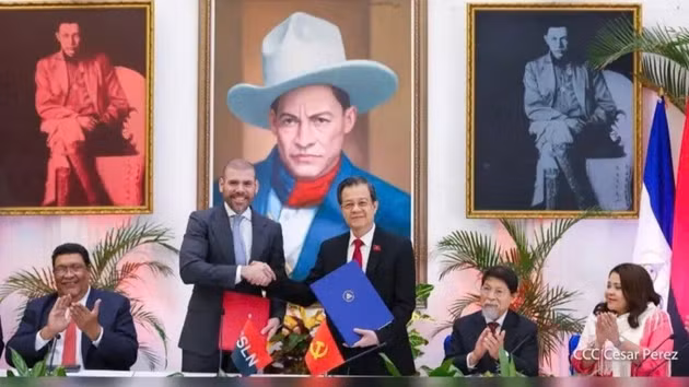Le Hong Quang, membre du Comité central du PCV et vice-président de la Commission centrale des affaires intérieures (debout, à droite), et Laureano Ortega Murillo, conseiller du président du Nicaragua, représentant du Front sandiniste de libération nationale (debout, à gauche). Photo fournie par la Commission centrale des affaires intérieures 