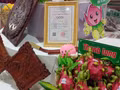 Produits à base de fruit du dragon à chair rouge et articles d’artisanat classés trois étoiles OCOP de la coopérative agricole propre Hung Thinh Phat, dans la commune de Tan Thuan Binh, province de Dong Thap. Photo : VNA.