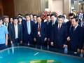 Le Premier ministre Le Minh Hung et les délégués découvrent le plan d’aménagement de la province de Hung Yen pour la période 2021-2030. Photo : VNA.