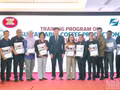 Le directeur du Centre national de vulgarisation agricole, Le Quoc Thanh, remet des certificats et pose pour une photo souvenir avec les participants à la formation. (Photo : BAO VAN)
