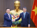 Le Premier ministre vietnamien, Le Minh Hung (droite), reçoit le directeur général de Samsung Electronics, Roh Tae Moon. Photo: VNA