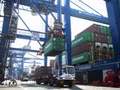 Opérations de manutention de marchandises au port de Cat Lai, dans le quartier de Cat Lai, relevant du système portuaire de Hô Chi Minh-Ville. Photo : VNA