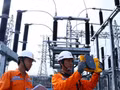 Des agents de PC Tay Ninh inspectent le système électrique de la sous-station 110 kV de Can Giuoc. Photo: VNA 