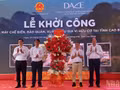 Les dirigeants de la province de Cao Bang offrent des fleurs de félicitations à la société DACE. Photo : nhandan.vn