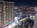Nha Trang s’illumine à la nuit tombée, entre complexes résidentiels et infrastructures touristiques. Photo : VNA.