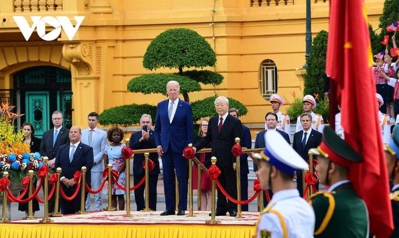 Le Président des États-Unis, Joe Biden, a effectué une visite d’État au Vietnam les 10 et 11 septembre à l’invitation du Secrétaire général du PCV, Nguyên Phu Trong. Les deux parties ont notamment convenu d’élever leurs relations vers un partenariat stratégique intégral, ouvrant ainsi une nouvelle période historique d’amitié et de coopération bilatérale. Sur la photo, le Secrétaire général du PCV, Nguyên Phu Trong, préside la cérémonie d’accueil pour le Président américain, Joe Biden.