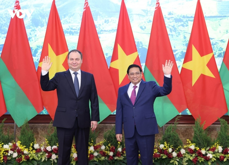 Du 6 au 9 décembre, le Premier ministre biélorusse, Roman Golovchenko (à gauche) a effectué un voyage de travail au Vietnam à l’invitation du Premier ministre vietnamien, Pham Minh Chinh. Au cours de la visite, les deux Premiers ministres ont assisté à la signature d’un certain nombre de documents de coopération bilatérale, notamment un accord sur le transfert des prisonniers, un accord sur l’exemption de visa pour les titulaires de passeports ordinaires, un protocole d’accord sur la coopération et l’échange d’informations dans le domaine de la sûreté nucléaire et de la radioprotection, ainsi qu’un accord de coopération sur la diffusion des normes vietnamiennes en Biélorussie.