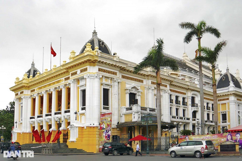 L’Opéra de Hanoï est situé sur la place de la Révolution d’août, construit par la France de 1901 à 1911 dans le style de l’architecture de la Renaissance française. Il s’agit d’une œuvre d’une valeur historique et architecturale très importante.