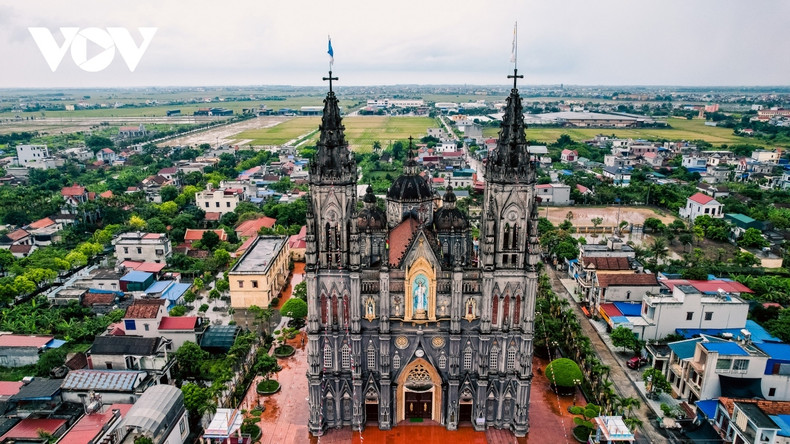Nam Dinh est célèbre pour de nombreuses églises célèbres avec une bellearchitecture gothique, typiquement l’église Hung Nghia dans le district de Hai Hâu. Nam Dinh est célèbre pour de nombreuses églises célèbres avec une bellearchitecture gothique, typiquement l’église Hung Nghia dans le district de Hai Hâu.