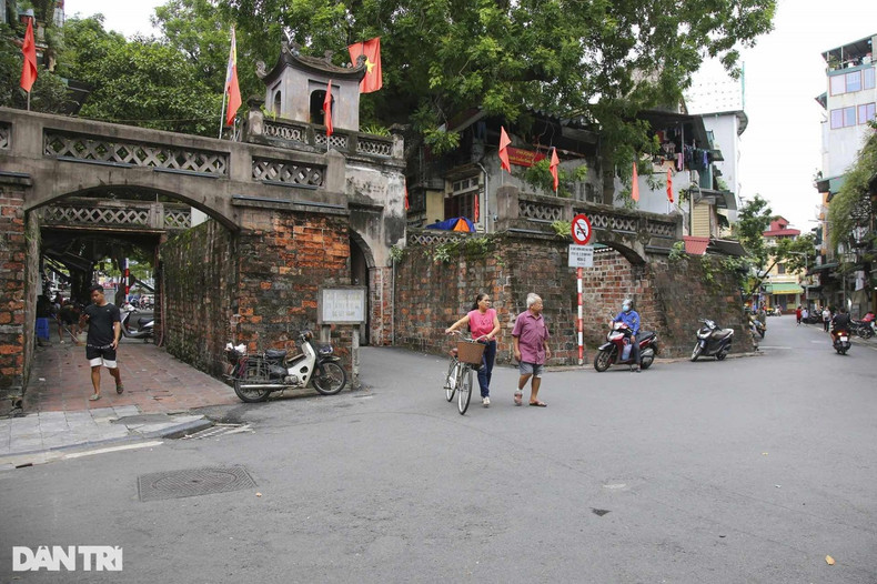 La Porte Quan Chuong (également connue sous le nom de la porte Dông Hà, la porte Thanh Hà ou la porte Cua Dông) est une porte de l’ancienne Hanoï, située à l’est de la citadelle entourant la citadelle de Thang Long. Elle a été construite de 1749 à 1817. Elle a conservé la même architecture jusqu’à ce jour. C’est l’une des 21 portes survivantes de l’ancienne citadelle de Thang Long.