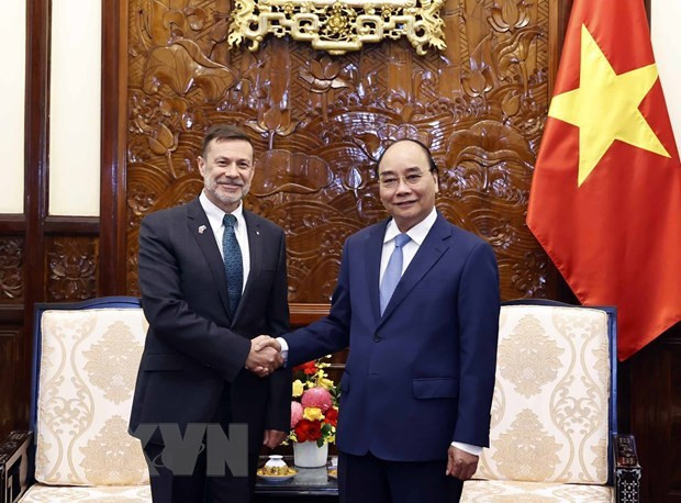 L'ambassadeur d'Australie au Vietnam, Andrew John Lech Goledznowski (à gauche) et le Président Nguyên Xuân Phuc. Photo : VNA L'ambassadeur d'Australie au Vietnam, Andrew John Lech Goledznowski (à gauche) et le Président Nguyên Xuân Phuc. Photo : VNA