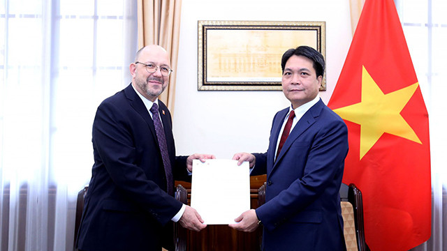 L’ambassadeur de Suisse au Vietnam, Thomas Gass (à gauche). Photo : baoquocte.vn. L’ambassadeur de Suisse au Vietnam, Thomas Gass (à gauche). Photo : baoquocte.vn.