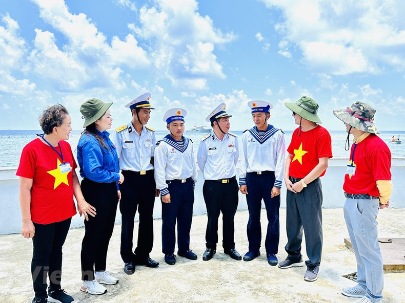 Chaque Vietnamien d’outre-mer arrivant sur l’île de Truong Sa ressent clairement le courage de notre armée et de notre peuple dans la cause de la protection de la mer et des îles de leur patrie.