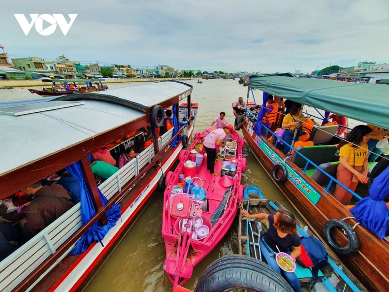 Les petits bateaux remplis de marchandises sont facilement accessibles aux touristes.