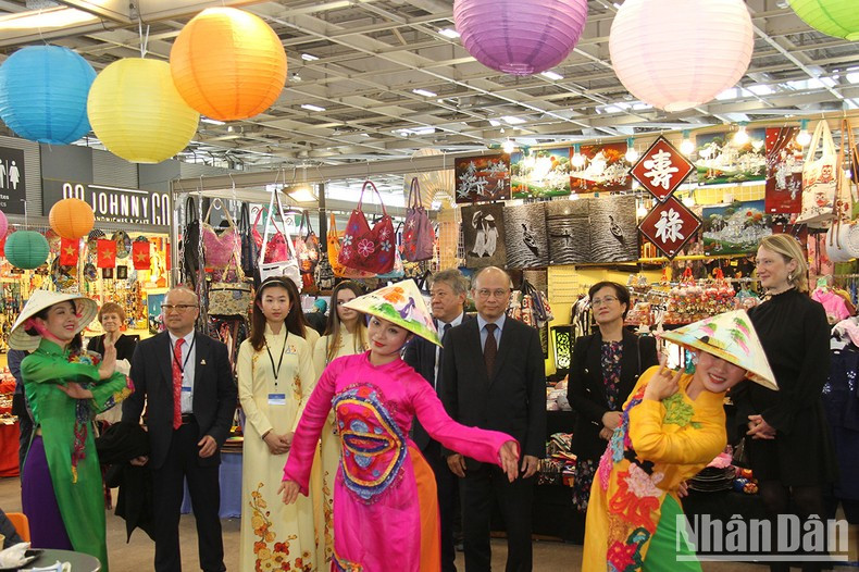 Le programme culturel spécial organisé par les artistes du Théâtre de marionnettes du Vietnam. Photo : NDEL. Le programme culturel spécial organisé par les artistes du Théâtre de marionnettes du Vietnam. Photo : NDEL.