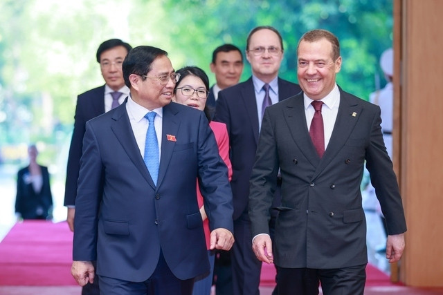 Le Président du Parti Russie Unie et vice-président du Conseil de Sécurité de la Fédération de Russie, Dmitri Medvedev (à droite), s’est rendu officiellement au Vietnam du 21 au 23 mai. Au cours de la visite, les deux parties ont discuté des moyens de renforcer la compréhension mutuelle et d’améliorer davantage l’efficacité de la coopération bilatérale. Sur la photo, le Premier ministre Pham Minh Chinh accueille le dirigeant pour leur entretien.