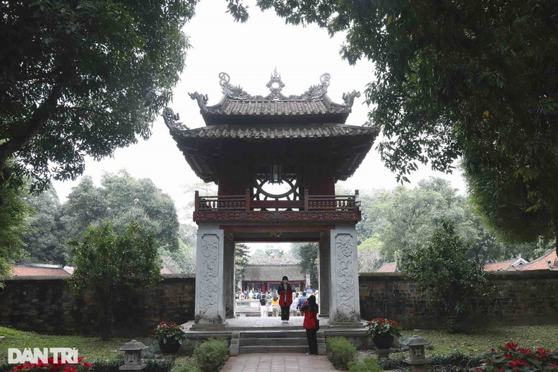 Le Temple de la Littérature (Quôc Tu Giam) a été construit en 1070 sous la dynastie de Ly, il est considéré comme la première université du Vietnam. Le 1er juillet 2013, le Pavillon de la Constellation de la littérature (Khuê Van Cac), situé dans le complexe du Temple de la Littérature, est officiellement devenu un symbole de la capitale.