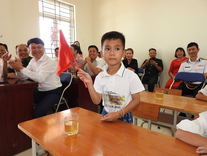 Pham Xuân Phuc est entré en premièreannée du primaire et s’est levé pour saluer tout le monde lorsque l’enseignante l’a présenté.