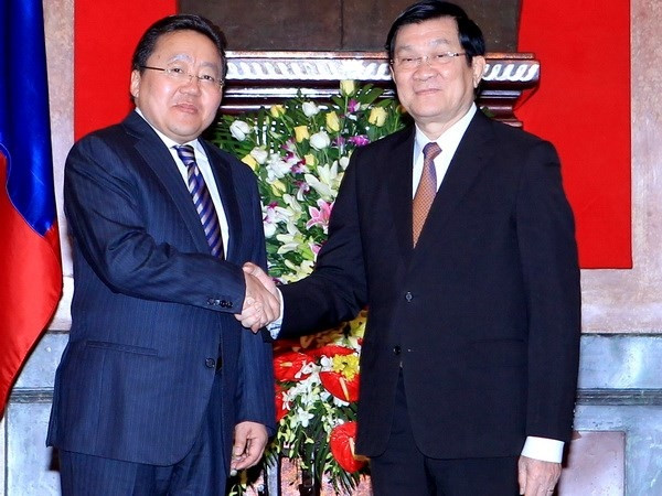 L'ancien Président vietnamien, Truong Tân Sang (à droite) a accueilli le Président Tsakhiagiin Elbegdorj au Vietnam en 2013. Photo : VNA.