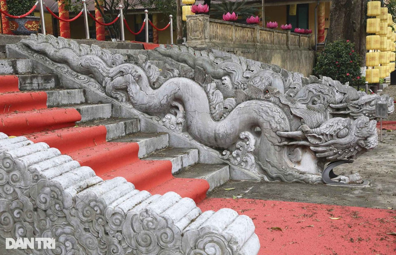 Les reliques ont une relation et une connexion les unes avec les autres, formant un tout complexe, mais riche et attrayant, reflétant clairement la relation entre l’urbanisme et l’espace architectural, ainsi que la continuité entre les dynasties dans l’histoire de la construction de la capitale de Thang Long. Sur la photo : des marches en pierre du palais Kinh Thiên (Citadelle impériale de Thang Long).