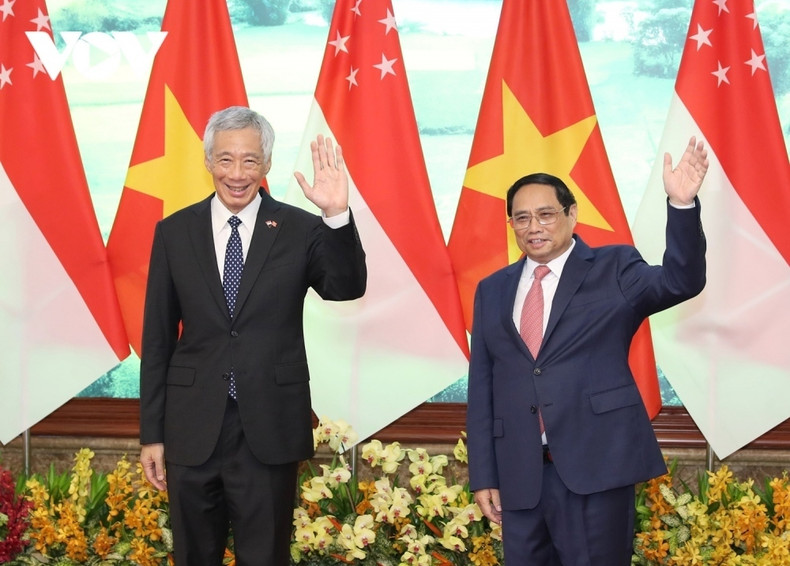 Le Premier ministre singapourien,Lee Hsien Loong (à gauche), a effectué une visite officielle au Vietnam du 27 au 29 août dans le but de renforcer davantage les relations bilatérales et de renforcer la confiance stratégique entre les dirigeants des deux pays. La visite visait également à concrétiser les accords existants et à signer de nouveaux accords, notamment dans le domaine de la coopération économique. À cette occasion, les deux dirigeants ont assisté à l’échange de quatre documents de coopération. Sur la photo, le Premier ministre vietnamien Pham Minh Chinh (à droite) et le Premier ministre singapourien Lee Hsien Loong posent pour une photo avant leur entretien à Hanoï.