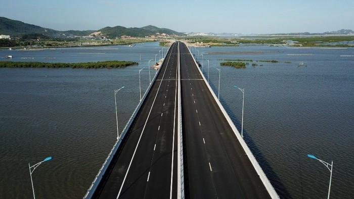 L'autoroute Hai Phong-Mong Cai, longue de près de 200 km dont Vân Dôn comme centre de connexion, crée une nouvelle position et une nouvelle force pour Vân Dôn. Photo : baoquocte.vn L'autoroute Hai Phong-Mong Cai, longue de près de 200 km dont Vân Dôn comme centre de connexion, crée une nouvelle position et une nouvelle force pour Vân Dôn. Photo : baoquocte.vn