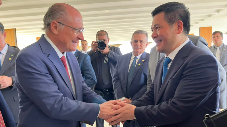 Le ministre Nguyên Hông Diên rencontre Geraldo Alckmin, vice-président et ministre du Développement, du Commerce, de l'Industrie et des Services du Brésil. Photo : congthuong.vn Le ministre Nguyên Hông Diên rencontre Geraldo Alckmin, vice-président et ministre du Développement, du Commerce, de l'Industrie et des Services du Brésil. Photo : congthuong.vn