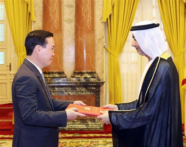 Le Président Vo Van Thuong (à gauche) reçoit l'ambassadeur des EAU au Vietnam, Bader Almatrooshi. Photo : VNA.