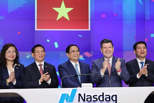 Le Premier ministre Pham Minh Chinh est venu sonner la cloche d'ouverture de la séance de négociation à la Bourse du NASDAQ. Photo : VNA. Le Premier ministre Pham Minh Chinh est venu sonner la cloche d'ouverture de la séance de négociation à la Bourse du NASDAQ. Photo : VNA.