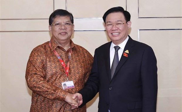 Vuong Dinh Huê (à droite) rencontre le Président de la Chambre des Représentants de Malaisie Tan Sri Dato' Johari Bin Abdul. Photo : VNA. Vuong Dinh Huê (à droite) rencontre le Président de la Chambre des Représentants de Malaisie Tan Sri Dato' Johari Bin Abdul. Photo : VNA.