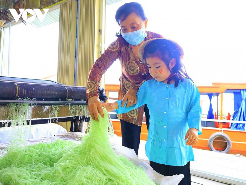 Une petite fille est ravie de faire des gâteaux par elle-même