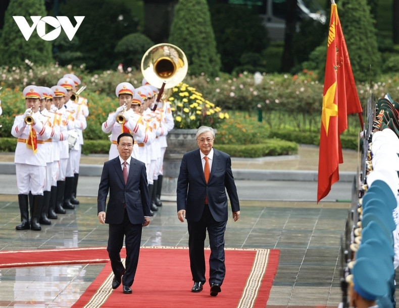 Du 20 au 22 août, le Président kazakh, Kassym-Jomart Tokaïev, a effectué sa première visite officielle au Vietnam. Au cours de cette visite, les deux parties ont souligné que la coopération entre le Vietnam et le Kazakhstan s’étendait de plus en plus à tous les domaines d’intérêt mutuel, y compris de nouveaux domaines présentant un grand potentiel de coopération mutuellement bénéfique. Les dirigeants des deux pays ont convenu d’augmenter les échanges de délégations à tous les niveaux par le biais des canaux des Partis, de l’État, du Gouvernement et du Parlement, ainsi que les échanges entre les peuples. Sur la photo, le Président Vo Van Thuong préside la cérémonie de bienvenue au Président kazakh, Kassym-Jomart Tokayev.