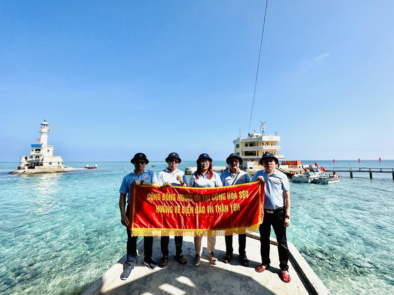 Le groupe d’expatriés tchèques prend des photos souvenirs.
