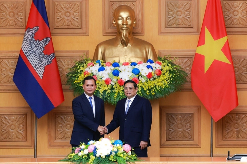 Le Premier ministre cambodgien, Samdech Moha Bovor Thipadei Hun Manet (à gauche), a effectué une visite officielle au Vietnam les 11 et 12 décembre. Au cours des discussions et réunions de haut niveau, les dirigeants vietnamiens ont souligné la politique constante du Vietnam consistant à accorder une haute priorité aux relations de « bon voisinage, d’amitié traditionnelle, de coopération intégrale et à long terme » avec le Cambodge. Ils ont déclaré qu’ils respectaient toujours la tradition de solidarité étroite et de soutien mutuel entre les deux pays dans la lutte passée pour l’indépendance nationale et dans la cause actuelle de la construction et du développement nationaux.