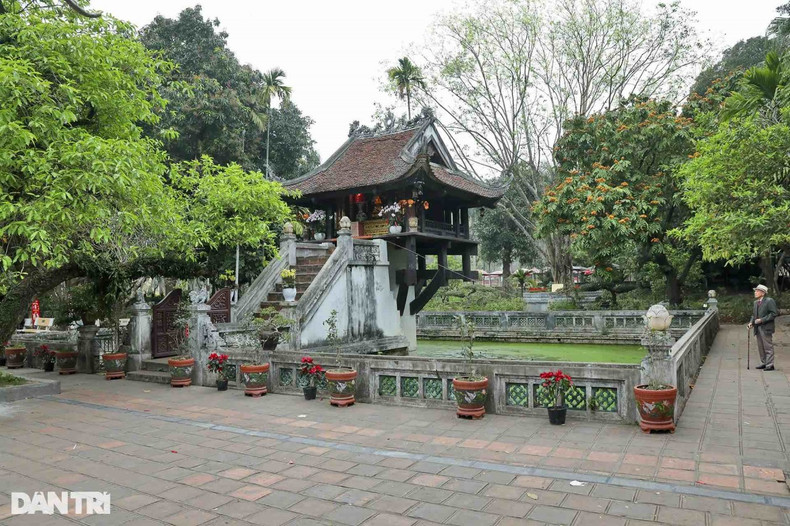 La Pagode au Pilier unique est située dans la rue du même nom dans l’arrondissement de Ba Dinh. Le nom littéral de la pagode est Diên Huu, ce qui signifie bénédictions durables. Construite sous le règne du Roi Ly Thai Tô en 1049, à travers les aléas de l’histoire, la pagode qui existe encore aujourd’hui a été reconstruite en 1955. La Pagode au Pilier unique est actuellement reconnue comme une pagode à l’architecture unique en Asie.