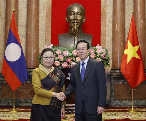 Le Président Vo Van Thuong et Mme Khamphao Ernthavanh, ambassadrice du Laos au Vietnam. Photo : VNA.