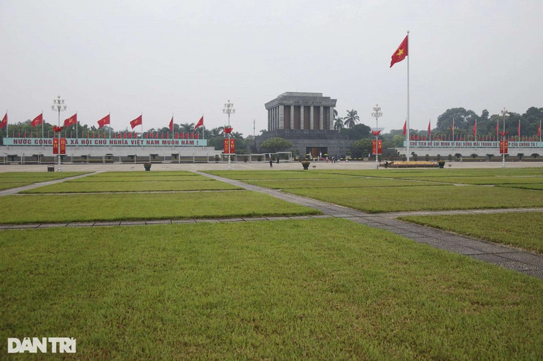 Le Mausolée de Hô Chi Minh, ou le Mausolée de l’Oncle Hô, est le lieu de conservation des restes du Président Hô Chi Minh. Il a été construit sur l’ancienne fondation de la place Ba Dinh, où Hô Chi Minh a présidé de grands rassemblements et lu la Déclaration d’Indépendance donnant naissance à la République démocratique du Vietnam. La construction du mausolée a officiellement commencé le 2 septembre 1973.