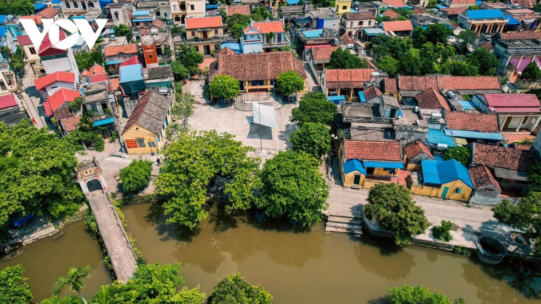 De nombreux villages anciens de Nam Dinh conservent encore les mêmes caractéristiques paisibles qu’il y a des centaines d’années. Dans la photo, le village de Diêp Dich, district de Truc Ninh, avec le pont de la porte du village construit en 1864. De nombreux villages anciens de Nam Dinh conservent encore les mêmes caractéristiques paisibles qu’il y a des centaines d’années. Dans la photo, le village de Diêp Dich, district de Truc Ninh, avec le pont de la porte du village construit en 1864.