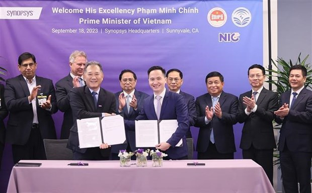 Le Premier ministre Pham Minh Chinh supervise la signature de la coopération entre le ministère de l’Information et de la Communication et Synopsys. Photo : VNA