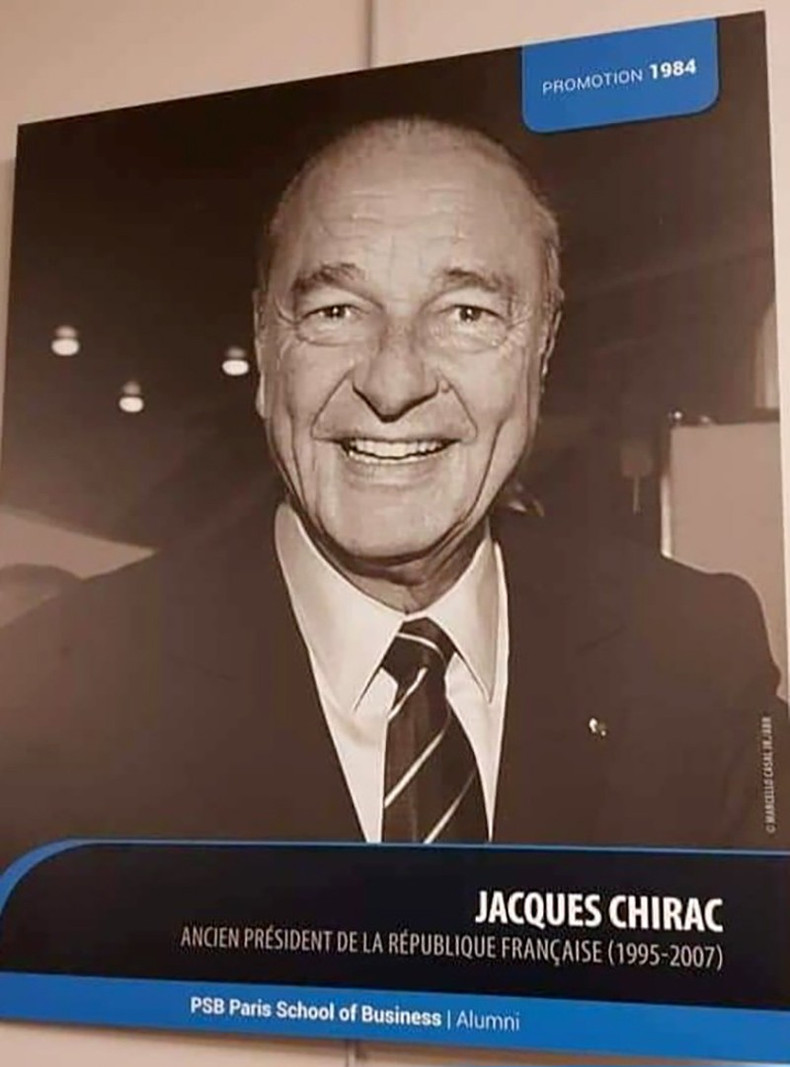 L'image de l'ancien Président français Jacque Chirac est solennellement accrochée à l’Ecole de Commerce de Paris (PSB) pour sa contribution au progrès attendu du monde, et il est également connu comme « un Français qui aime le Vietnam ». Photo : baoquocte.vn L'image de l'ancien Président français Jacque Chirac est solennellement accrochée à l’Ecole de Commerce de Paris (PSB) pour sa contribution au progrès attendu du monde, et il est également connu comme « un Français qui aime le Vietnam ». Photo : baoquocte.vn